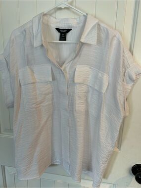 Vera wang plus White Lightweight Buttonless Collared Top